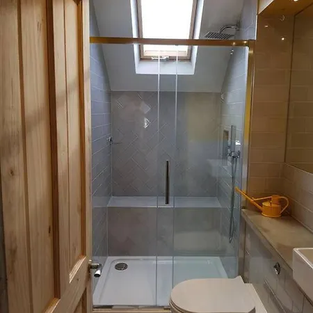 Self-contained Attic Flat, 15 Mins From The Centre Leeds (West Yorkshire)