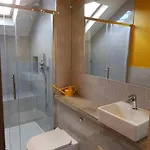 Self-contained Attic Flat, 15 Mins From The Centre Apartmán