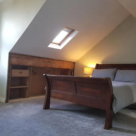 Self-contained Attic Flat, 15 Mins From The Centre
