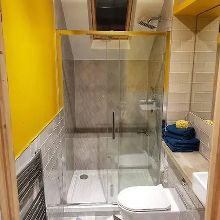 Self-contained Attic Flat, 15 Mins From The Centre * 利兹