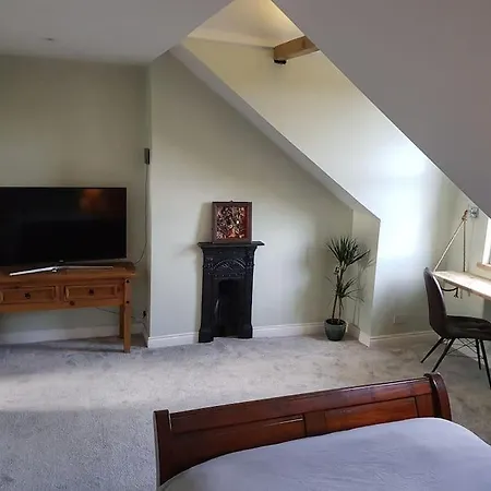 Self-contained Attic Flat, 15 Mins From The Centre
