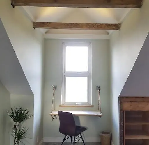 Self-contained Attic Flat, 15 Mins From The Centre Апартаменти Лідс