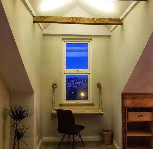 Апартаменти Self-contained Attic Flat, 15 Mins From The Centre