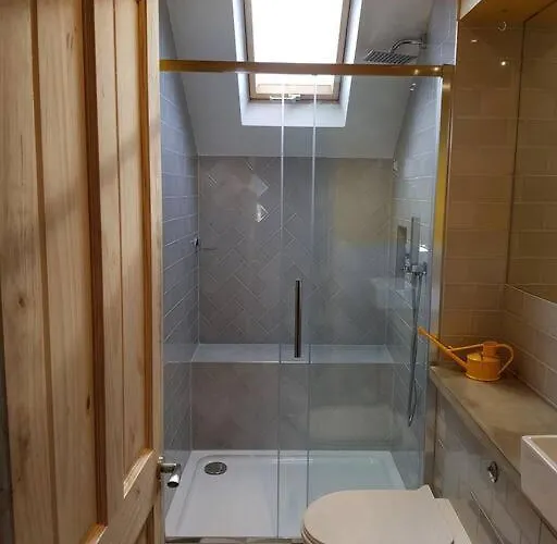 Self-contained Attic Flat, 15 Mins From The Centre Лідс