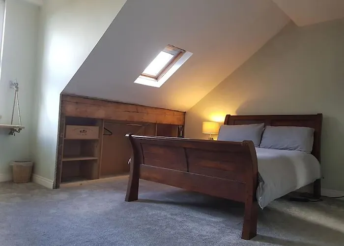 Self-contained Attic Flat, 15 Mins From The Centre
