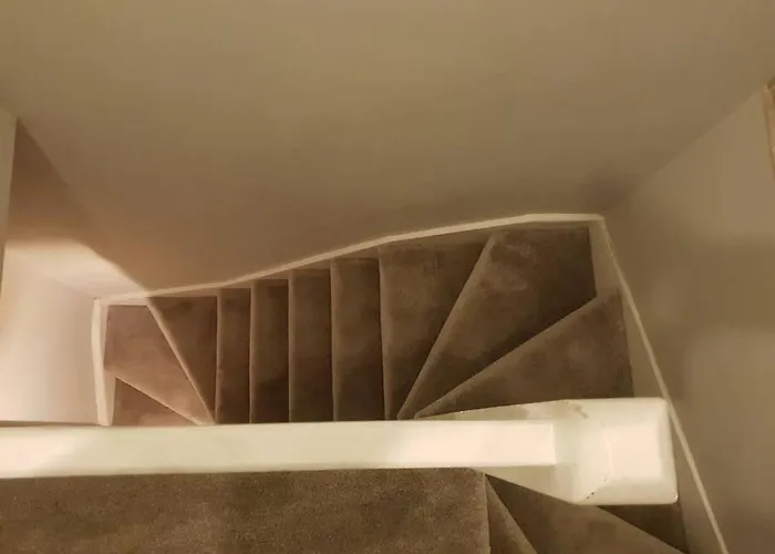 Апартаменти Self-contained Attic Flat, 15 Mins From The Centre *