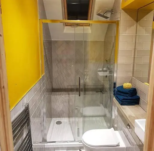 Self-contained Attic Flat, 15 Mins From The Centre * Лідс