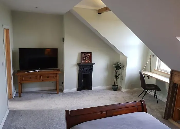 Self-contained Attic Flat, 15 Mins From The Centre