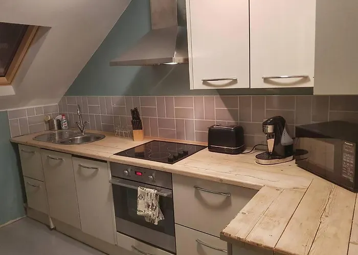 Self-contained Attic Flat, 15 Mins From The Centre Апартаменти