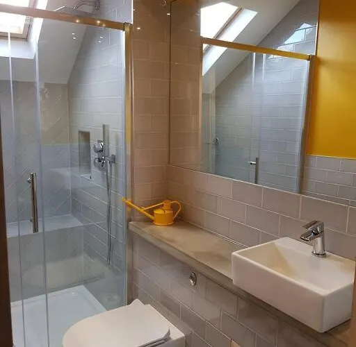 Self-contained Attic Flat, 15 Mins From The Centre Lägenhet