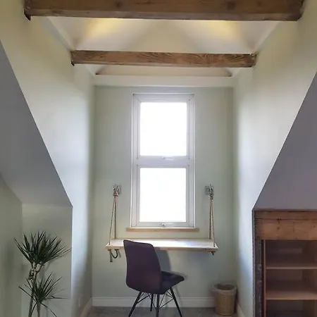 Self-contained Attic Flat, 15 Mins From The Centre Апартаменти Лідс
