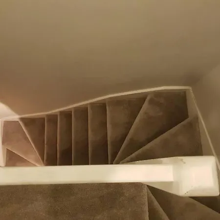 Апартаменти Self-contained Attic Flat, 15 Mins From The Centre *